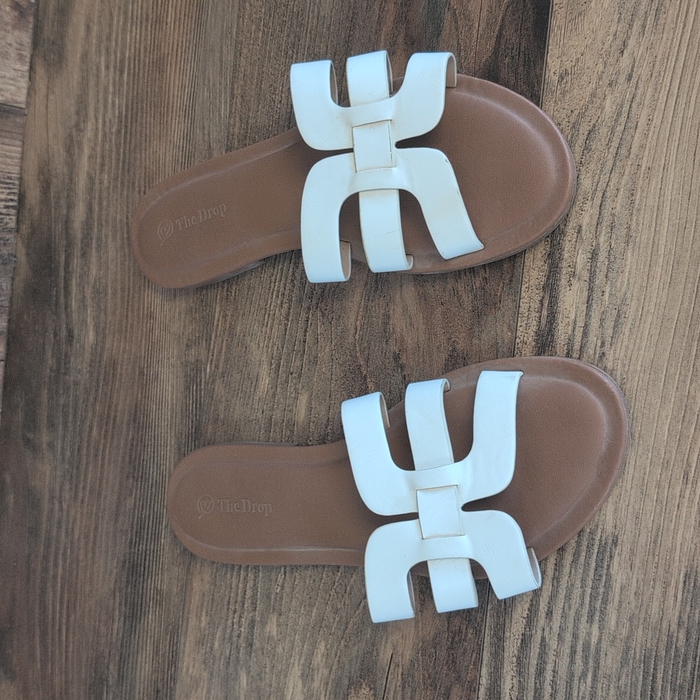 The Drop Slip On White Tan Sandals 9.5 M615